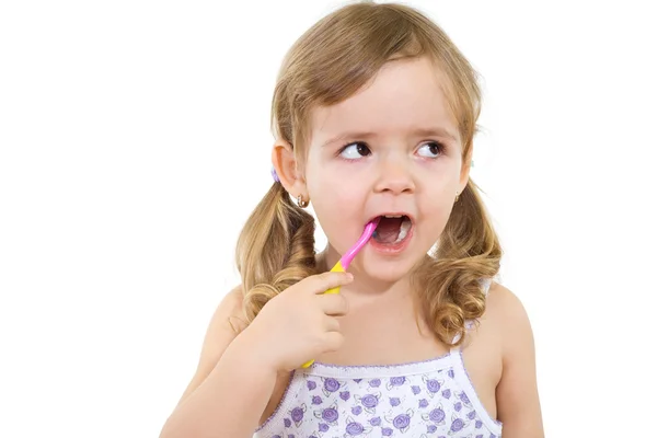 Маленькая девочка моет зубы — стоковое фото