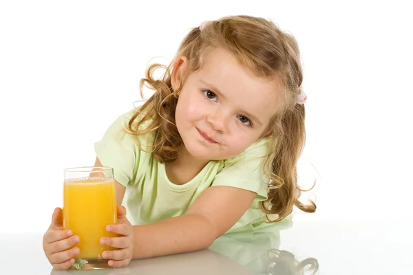 Petite fille avec du jus de fruits — Photo