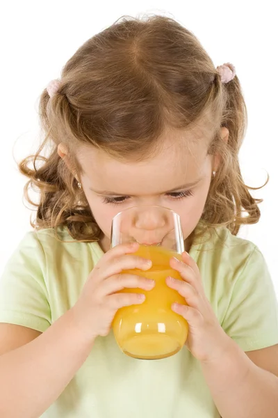 과일 주스를 마시는 어린 소녀 — 스톡 사진