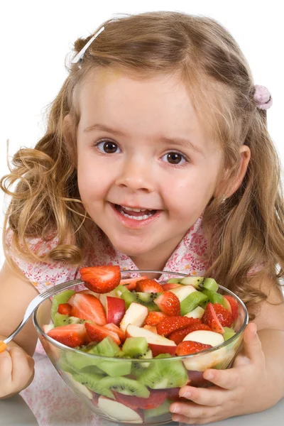 Glad liten tjej med en skål med fruktsallad — Stockfoto