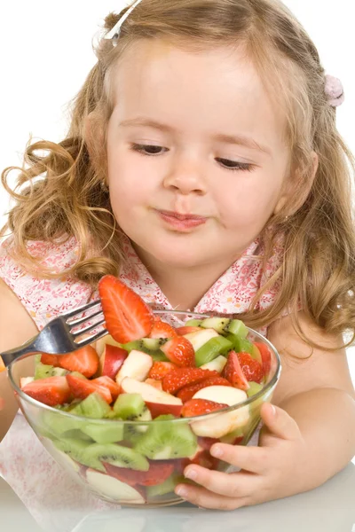 Kleines Mädchen isst Obstsalat — Stockfoto