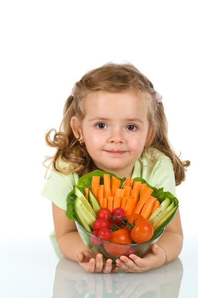 Holčička drží misku zeleniny — Stock fotografie