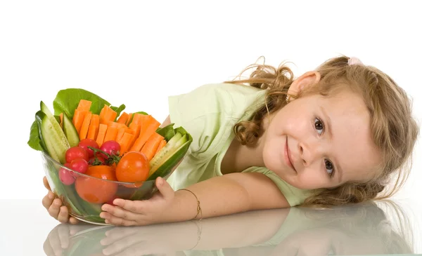 야채 그릇으로 어린 소녀 — 스톡 사진