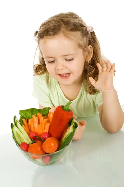 Dziewczynka, patrząc na talerz warzywa — Zdjęcie stockowe