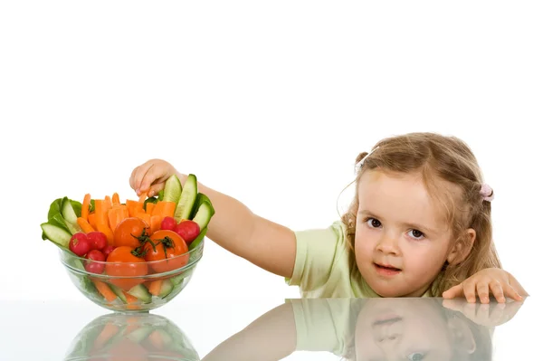 그릇에서 야채를 도둑 질 하는 어린 소녀 — 스톡 사진