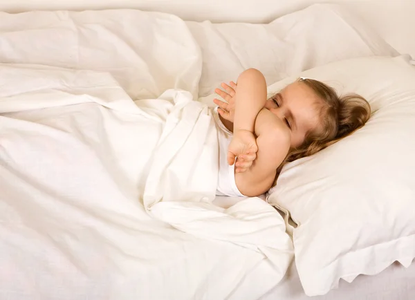 Сонная маленькая девочка — стоковое фото