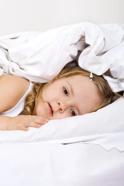 Kislány az ágyban. — Stock Fotó