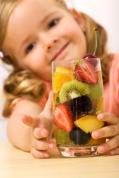 Glückliches gesundes kleines Mädchen mit Obstsalat — Stockfoto
