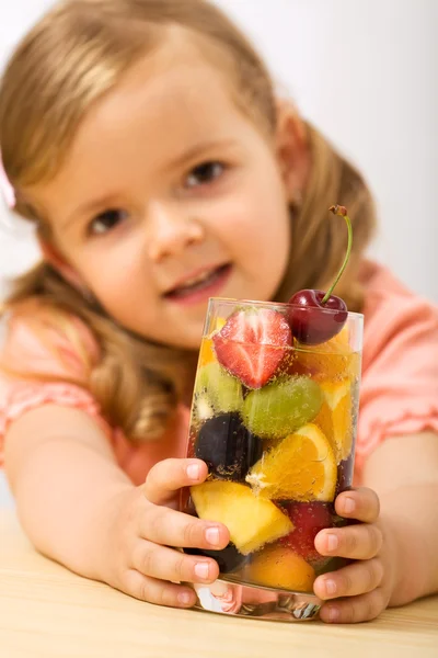 거품과 함께 여름 과일 샐러드를 들고 어린 소녀 — 스톡 사진