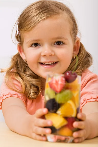 フルーツ サラダや飲み物と幸せな女の子 — ストック写真