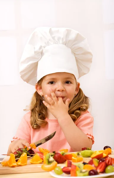 新鮮なフルーツ サラダを作る小さな女の子チーフ — ストック写真
