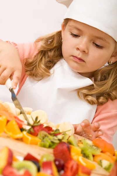 Bambina chef con un sacco di frutta — Foto Stock