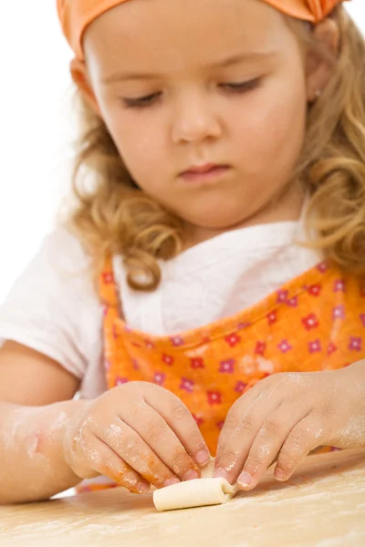 Petite fille faisant des biscuits série — Photo