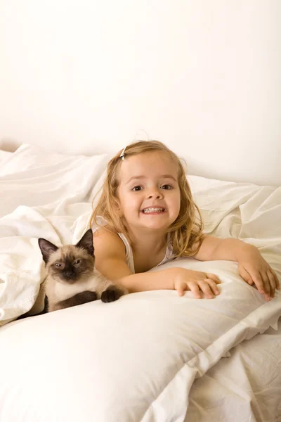Klein meisje ontspannen met haar kitten — Stockfoto