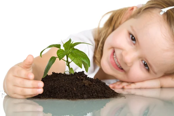 Kis lány örül neki növény — Stock Fotó