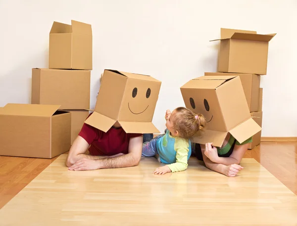 Familie plezier uitpakken in hun nieuwe huis — Stockfoto