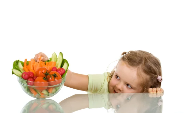 Klein meisje stelen van groenten — Stockfoto