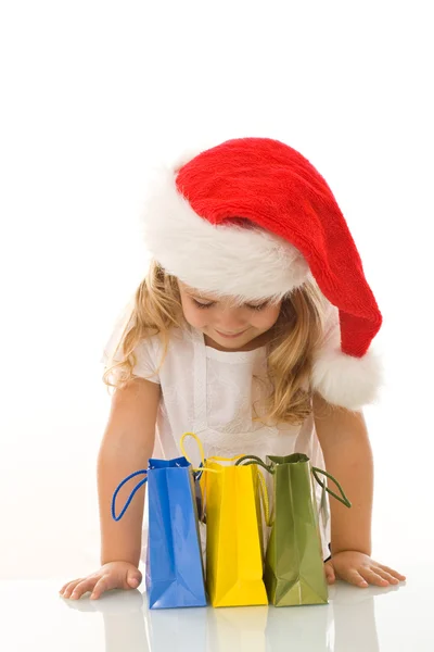 Kleines Mädchen überprüft die Geschenke — Stockfoto
