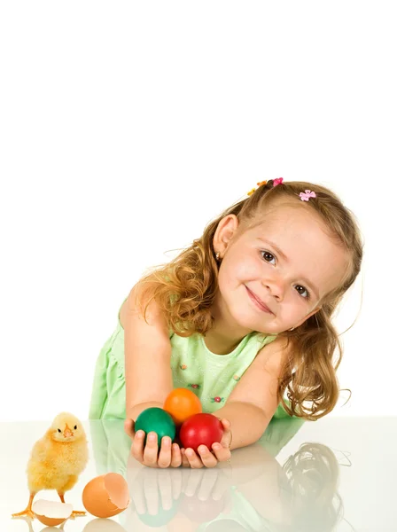 Rozkošná holčička s velikonoční vajíčka a kuřata - izolovaný — Stock fotografie