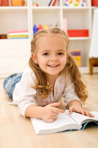 Klein meisje leren lezen — Stockfoto