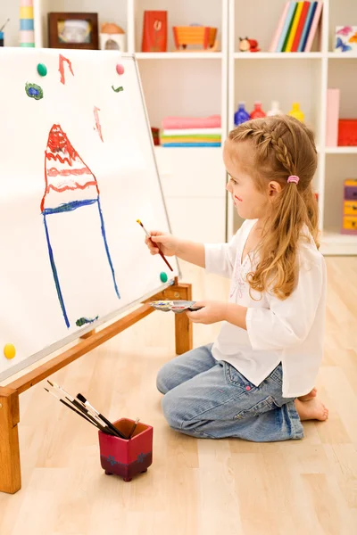 Маленька дівчинка малює будинок — стокове фото