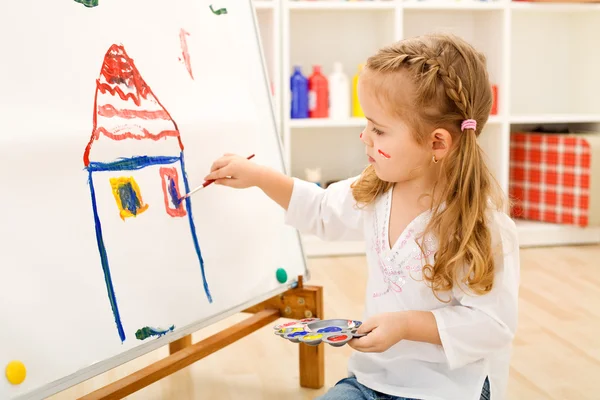 Pequena menina artista com sua obra-prima — Fotografia de Stock