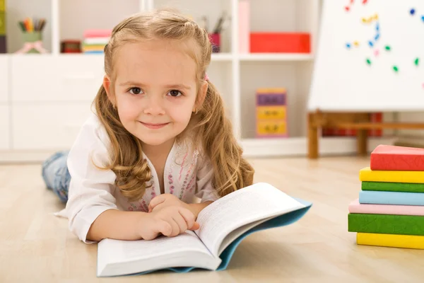 Щаслива маленька дівчинка практикує читання — стокове фото