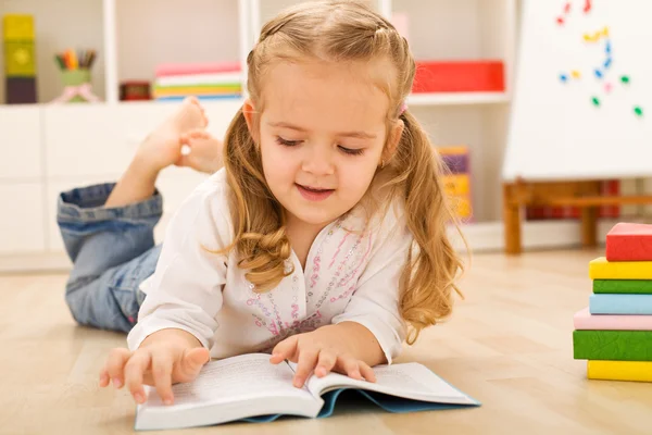 Eines Tages werde ich das alles lesen - kleines Mädchen mit Büchern — Stockfoto