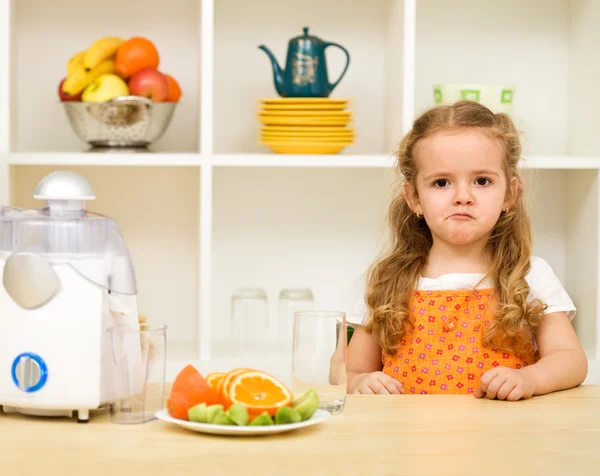 Küçük kız yüzleri yapma - meyve suyu tekrar ? — Stok fotoğraf