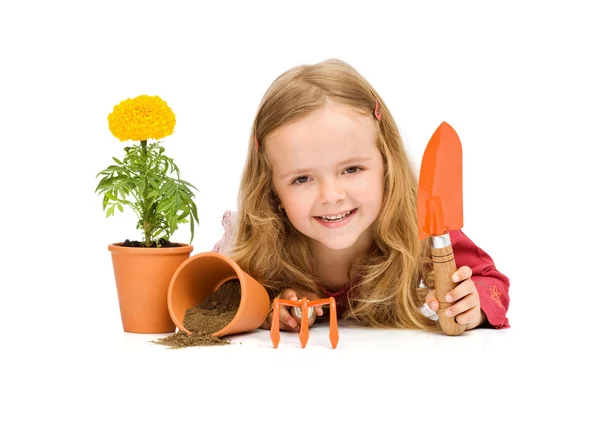 Küçük kızla mutlu: Bahçe aletleri — Stok fotoğraf