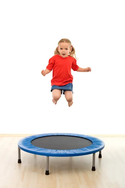 Trambolinde zıplayan küçük kız — Stok fotoğraf