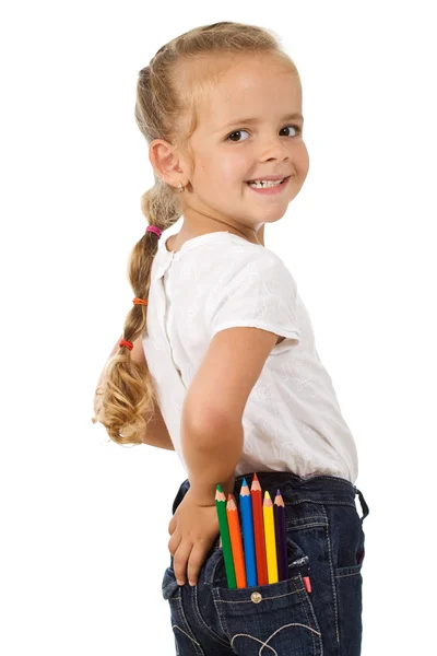 Kleines Mädchen mit vielen Bleistiften in der Tasche — Stockfoto