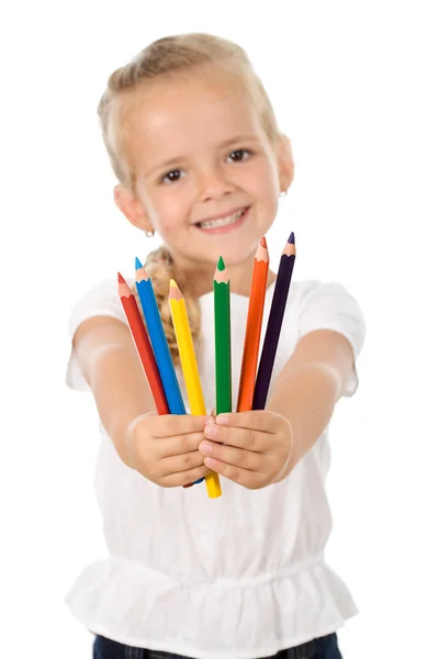 Dziewczynka z dużą ilością ołówki - uśmiechający się — Zdjęcie stockowe