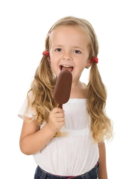 Malá holčička jí zmrzlinu — Stock fotografie