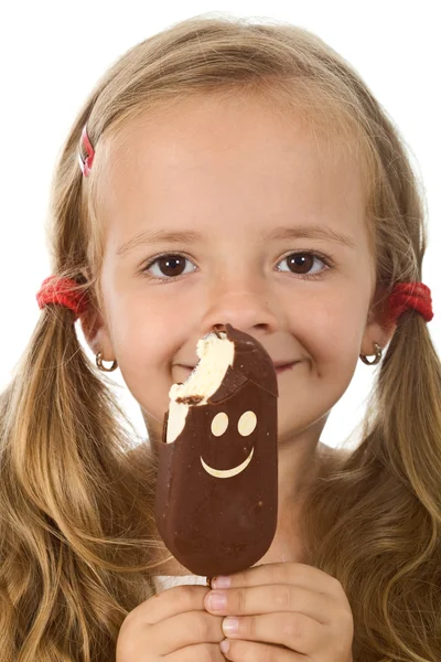 Счастливая маленькая девочка с мороженым — стоковое фото