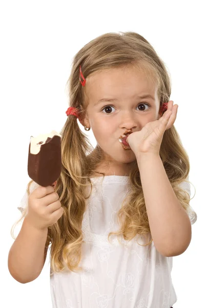 Menina comendo gelado lambendo dedos — Fotografia de Stock