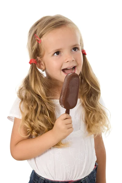 Glückliches kleines Mädchen mit Eis — Stockfoto