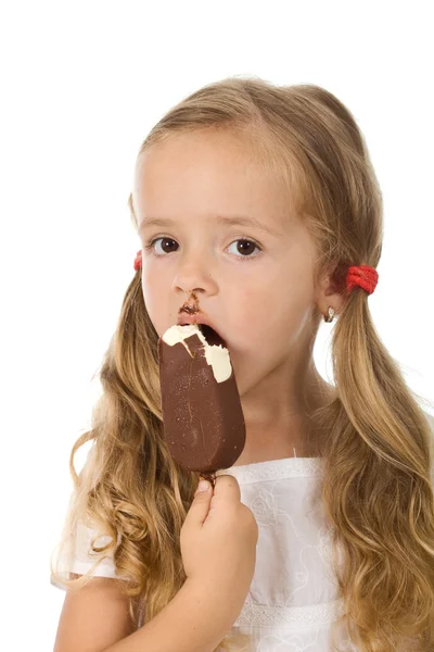 Liten flicka äter glass — Stockfoto