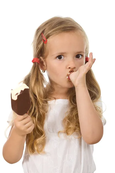 Küçük kız dondurma yiyor. — Stok fotoğraf