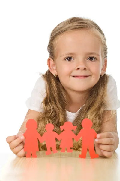 Kleines Mädchen mit Papier - Familienkonzept — Stockfoto