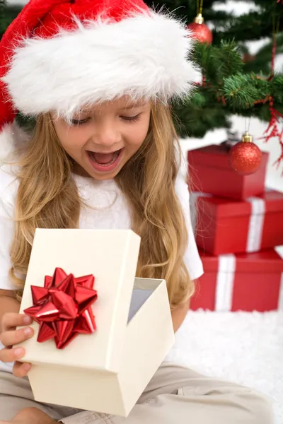 Ενθουσιασμένοι μικρό κορίτσι, άνοιγμα χριστουγεννιάτικο δώρο — Φωτογραφία Αρχείου