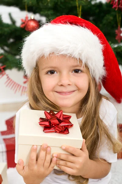 Liten flicka med nuvarande och jul hatt — Stockfoto