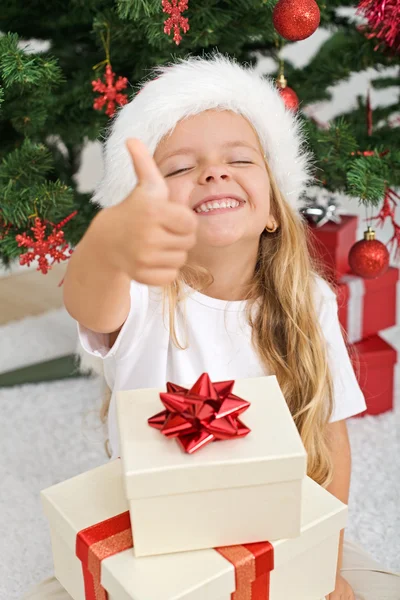 Extrem glückliches kleines Mädchen mit Weihnachtsgeschenk — Stockfoto
