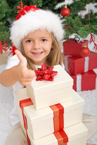 Glad liten tjej med massor av jul presenterar — Stockfoto