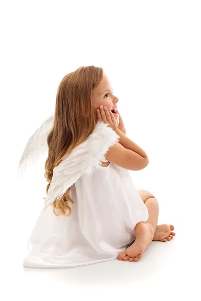 Piccolo angelo sorpreso ragazza isolata — Foto Stock