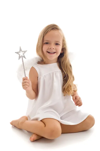 Маленький ангел-фея с волшебной палочкой — стоковое фото