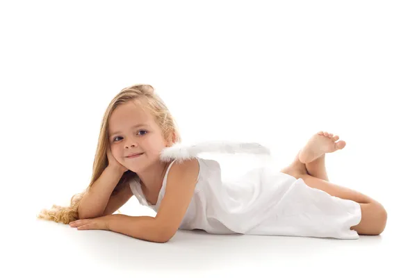 Маленький ангел в белом платье — стоковое фото