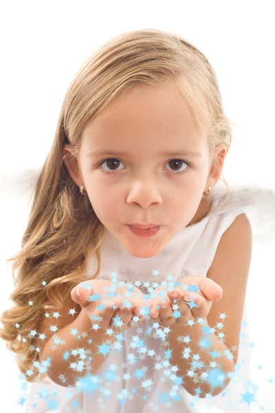 Malá holčička foukání hvězdy z její dlaně — Stock fotografie