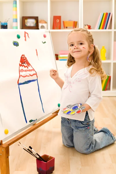 Pequena artista garota pintando sua casa de sonho — Fotografia de Stock