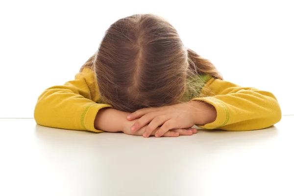 Kleines schmollendes oder weinendes trauriges Mädchen — Stockfoto